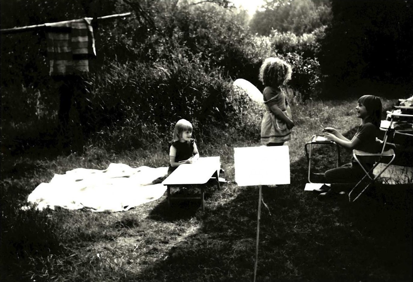 Hanna Backlund och hennes syster leker skola. Fotografi från 70-talet, fotograf okänd. Ingår i Minns ditt 70-tal.