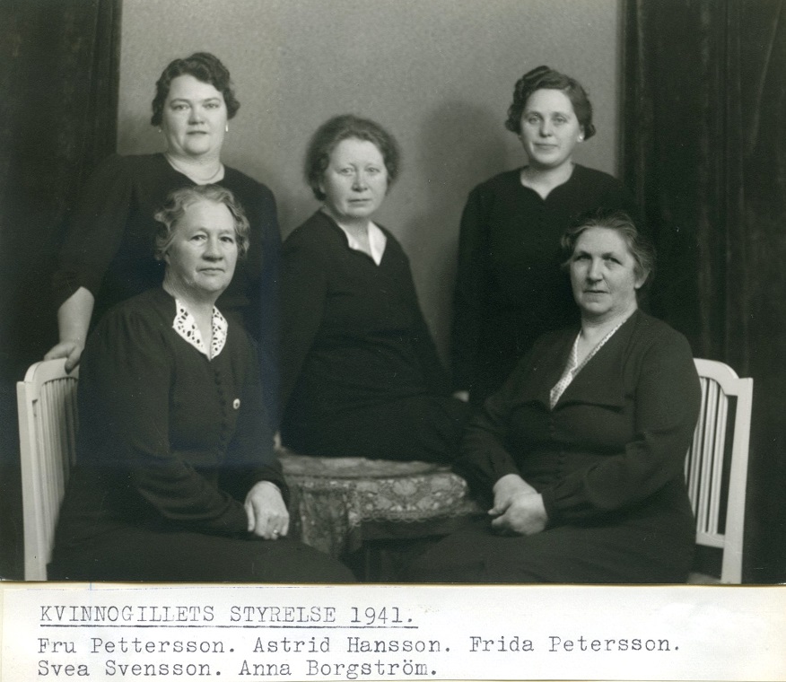 Detta styrelsefoto från 1941 får representera Ystads Kooperativa Kvinnogille.