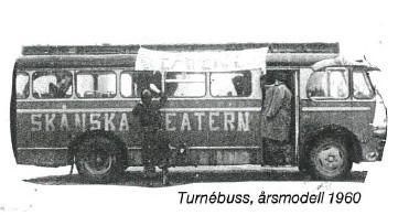 Skånska Teaterns skrotfärdiga turnébuss. Fotograf okänd.