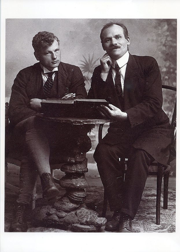 Föreningens första ordförande Anton Hertzman till höger. Personen till vänster är okänd. Fotograf och år okända.